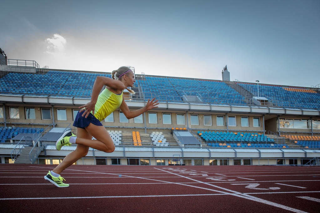 网球——WTA1000迈阿密站：郑钦文晋级八强